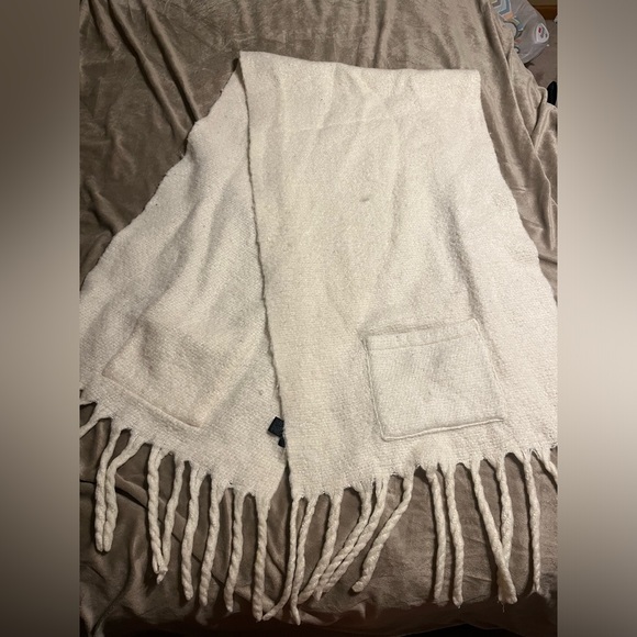 Steve Madden oversized Tassel Scarf with pockets - Picture 2 of 3